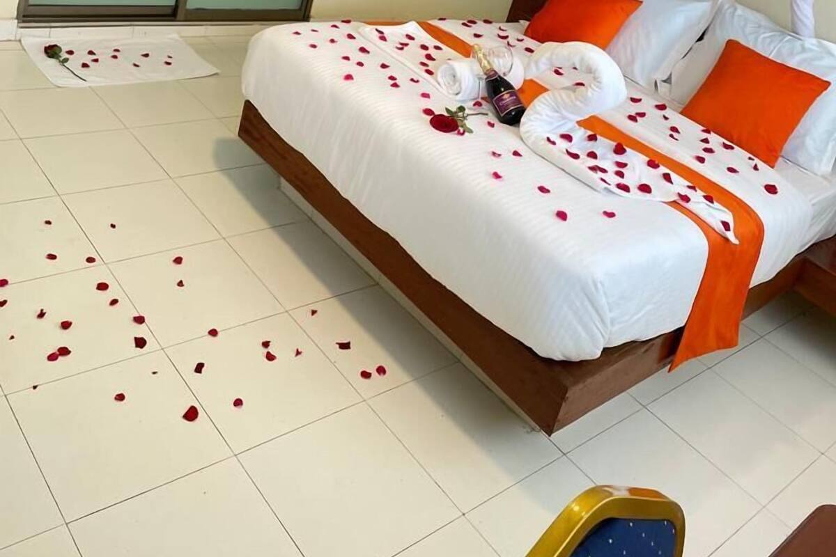 Quarto de hotel com cama, dossel e porta deslizante.
