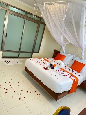 Schreibtisch, laptopgeeigneter Arbeitsplatz, kostenloses WLAN