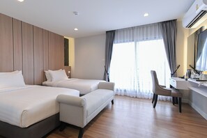 A hotel room with two beds, a desk, and a chair. - Shewin de Bangkok (Bangkok)
