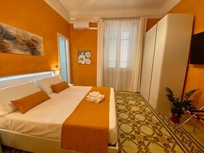 In-room safe, individually furnished, desk, laptop workspace - B&B Suleima (Messina)