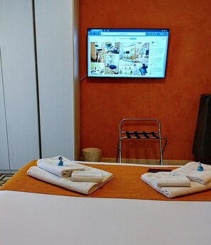 In-room safe, individually furnished, desk, laptop workspace - B&B Suleima (Messina)