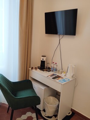 Peti besi dalam bilik, dilengkapkan perabot secara berasingan, meja 