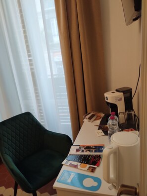 Peti besi dalam bilik, dilengkapkan perabot secara berasingan, meja 