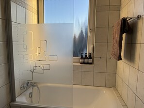 Hårtork, handdukar, tvål och schampo