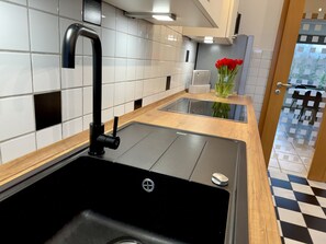 Fridge, microwave, oven, stovetop - Ruhrpott Residence - 3-room suite - 70m² with balcony in prime location  (Oberhausen)