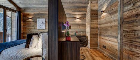 6 camere, una scrivania