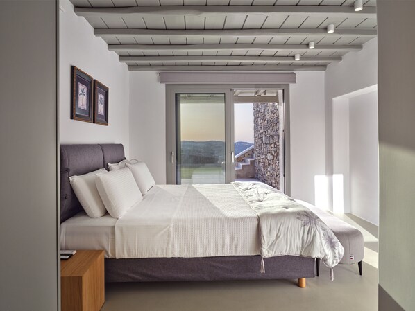 5 bedrooms, iron/ironing board