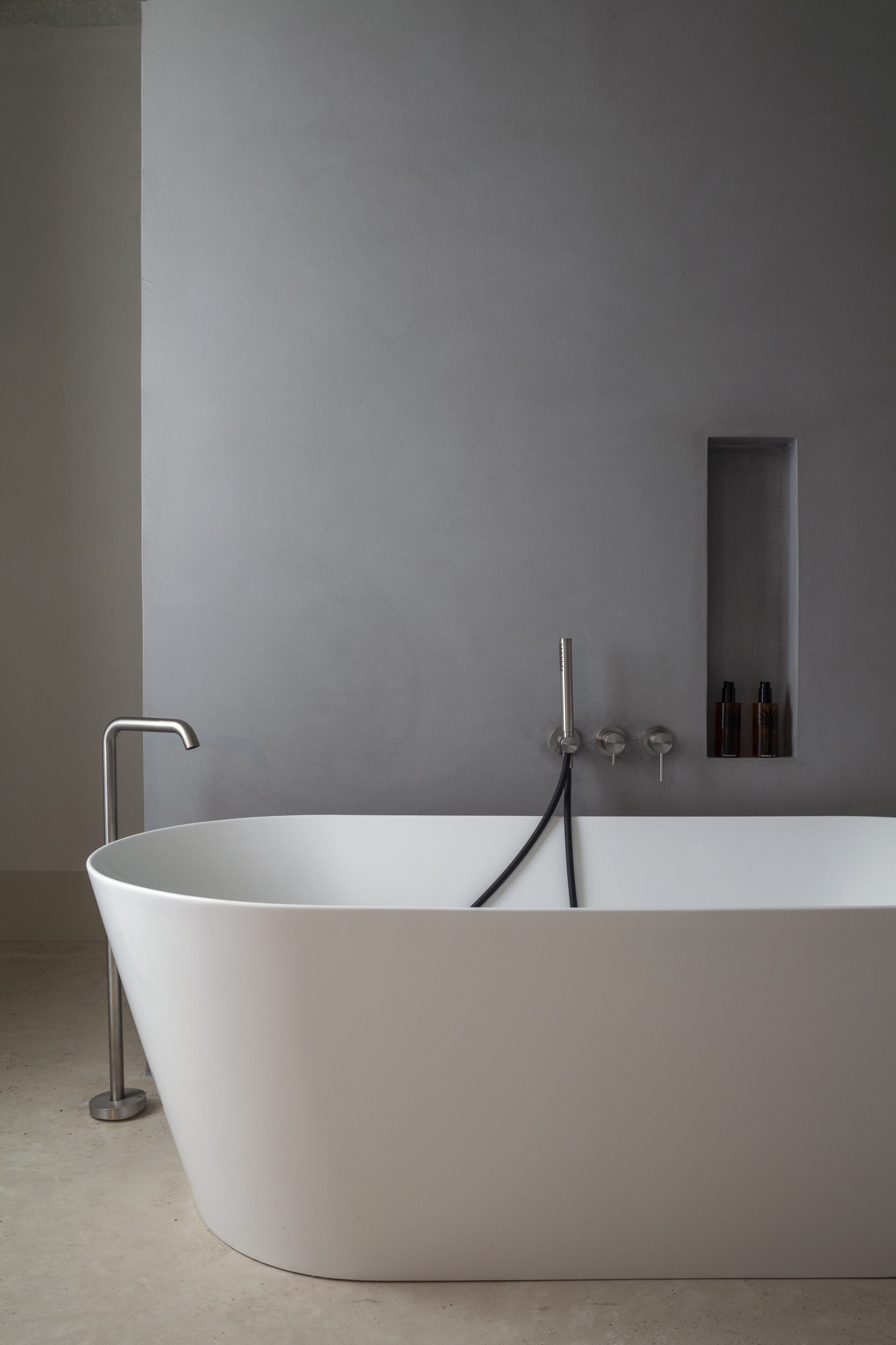 Deep soaking bathtub