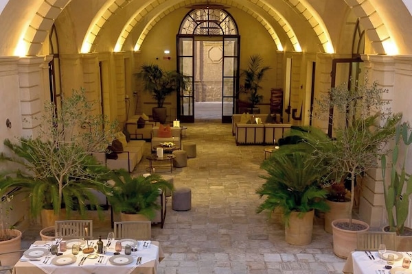 Restaurante con mesas al aire libre