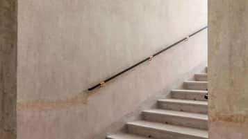 Un escalier muni d’une rampe, qui monte.