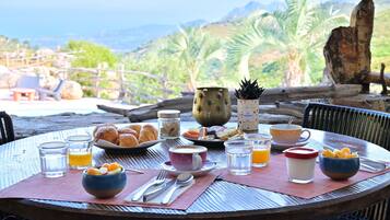 Dagelijks ontbijtbuffet (EUR 24 per persoon)