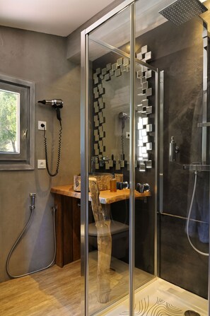 Superior Double Room | Bathroom | Shower, rainfall showerhead, free toiletries, hair dryer - DOMAINE HÔTEL A FLATTA (Calenzana)