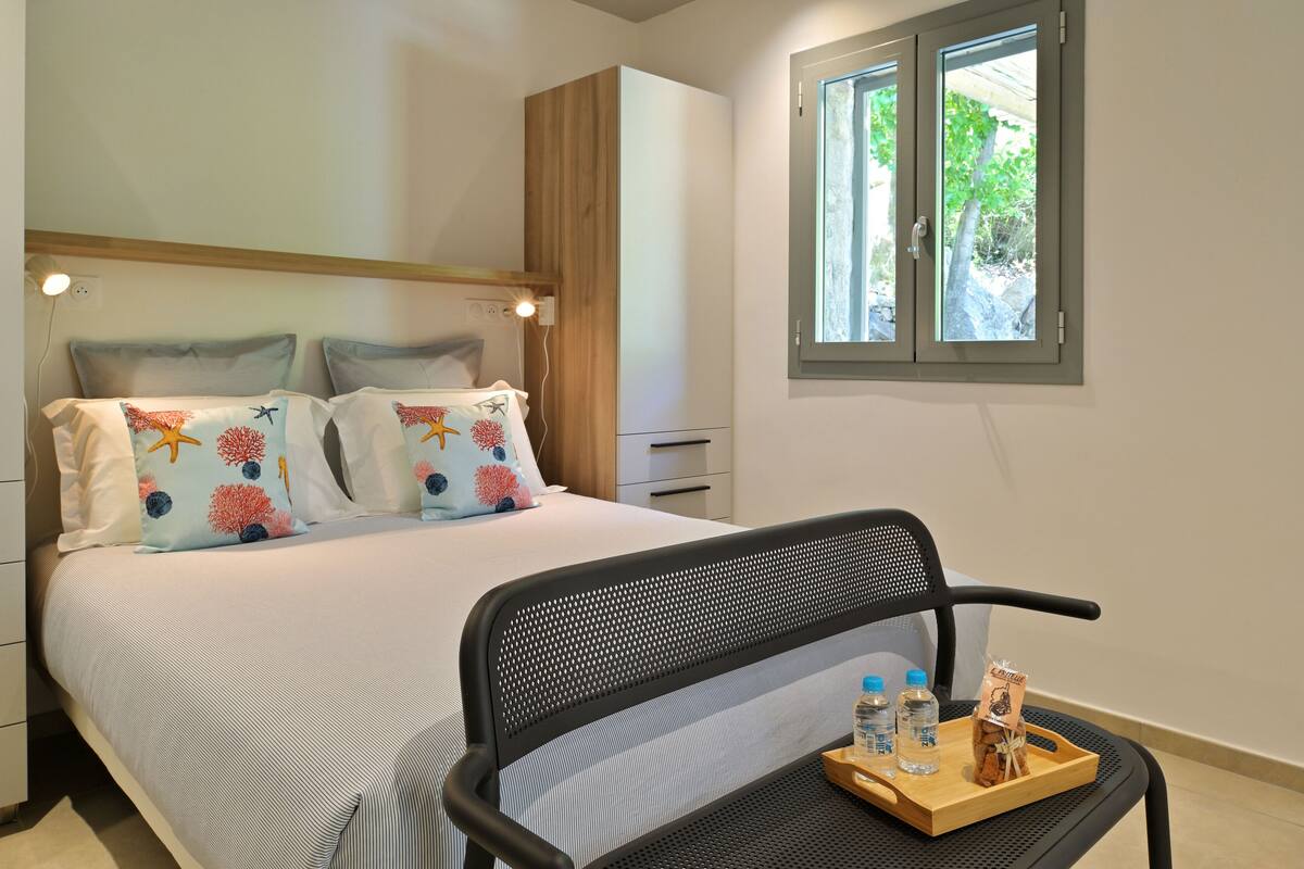 Traditional House | Premium bedding, Tempur-Pedic beds, in-room safe, soundproofing