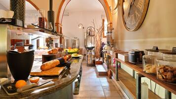 Daily cooked-to-order breakfast for a fee