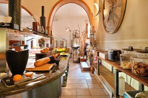 Daily buffet breakfast (EUR 24 per person) - DOMAINE HÔTEL A FLATTA (Calenzana)