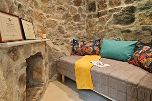 Traditional House | Living area | 35-inch flat-screen TV with satellite channels - DOMAINE HÔTEL A FLATTA (Calenzana)