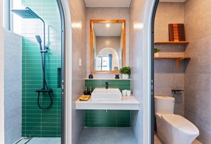 Separate tub and shower, deep soaking tub, hydromassage showerhead - Hoi An Pinus Boutique (Da Nang)