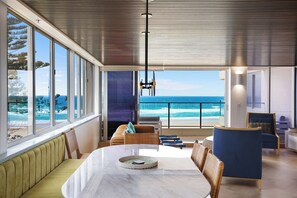 Dining - The Penthouses 12 - Absolute Beachfront 3 Bedroom - Parking - Wifi (Surfers Paradise)