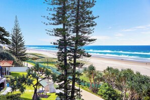 Beach nearby - The Penthouses 12 - Absolute Beachfront 3 Bedroom - Parking - Wifi (Surfers Paradise)