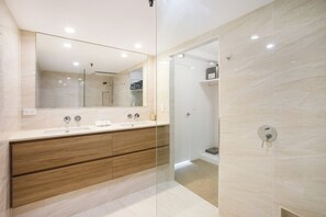 Shower, hair dryer, towels - The Penthouses 12 - Absolute Beachfront 3 Bedroom - Parking - Wifi (Surfers Paradise)