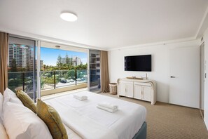 3 bedrooms, desk, iron/ironing board, free WiFi - The Penthouses 12 - Absolute Beachfront 3 Bedroom - Parking - Wifi (Surfers Paradise)