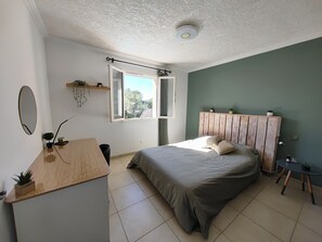 4 slaapkamers, een strijkplank/strijkijzer, reisbedje, gratis wifi