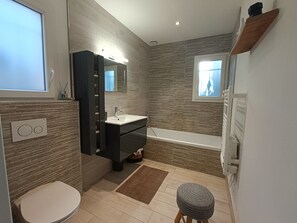 Een douche, een haardroger, handdoeken