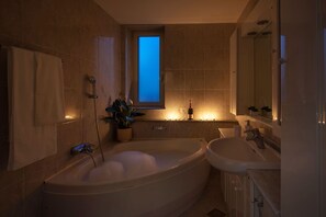 Een douche, een haardroger, handdoeken, zeep