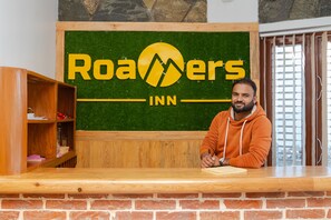 Reception - Roamers Inn - Hostel (Pokhara)