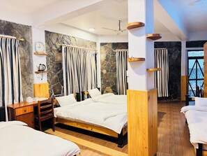 四人房 | 记忆海绵床垫、客房内保险箱、特色装修、遮光窗帘