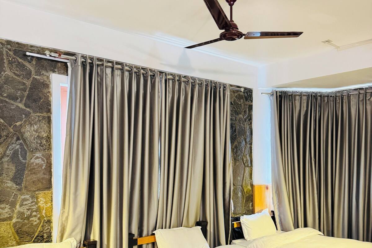 Habitación triple | Colchones viscoelásticos, caja fuerte, cortinas opacas