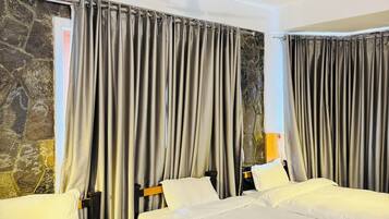 Colchones con efecto memoria y caja de seguridad en la habitación