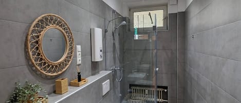 Regadera, secadora de cabello, toallas, jabón