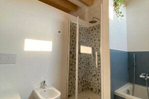 Douche, sèche-cheveux, bidet, serviettes fournies