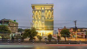 Un hôtel moderne doté d’une façade géométrique originale et de motifs lumineux.