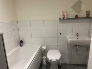 Chuveiro, secador de cabelo, toalhas de banho, sabonete