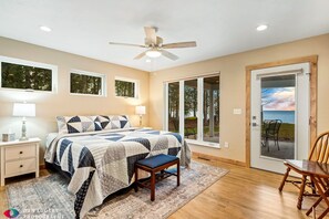 3 bedrooms, iron/ironing board, WiFi, bed sheets - Northern Door County Waterfront Home (Sturgeon Bay)