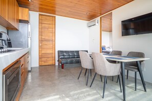 Kühlschrank, Mikrowelle, Ofen, Wasserkocher mit Kaffee-/Teezubehör