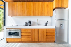 Geladeira, micro-ondas, fogão, lava-louças