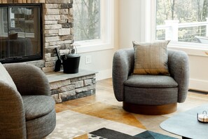 Smart TV, chimenea, oficina
