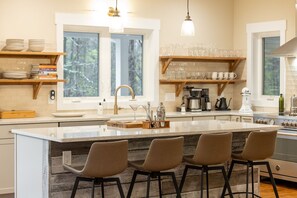 Kjøleskap, ovn, kokeplater og oppvaskmaskin