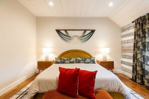 3 bedrooms, desk, iron/ironing board, travel crib - Beautiful Home in Stone Ridge (Stone Ridge)