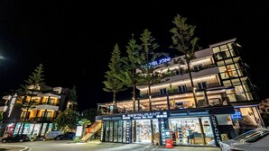 Un hotel con restaurante y bar salón visibles en la planta baja.