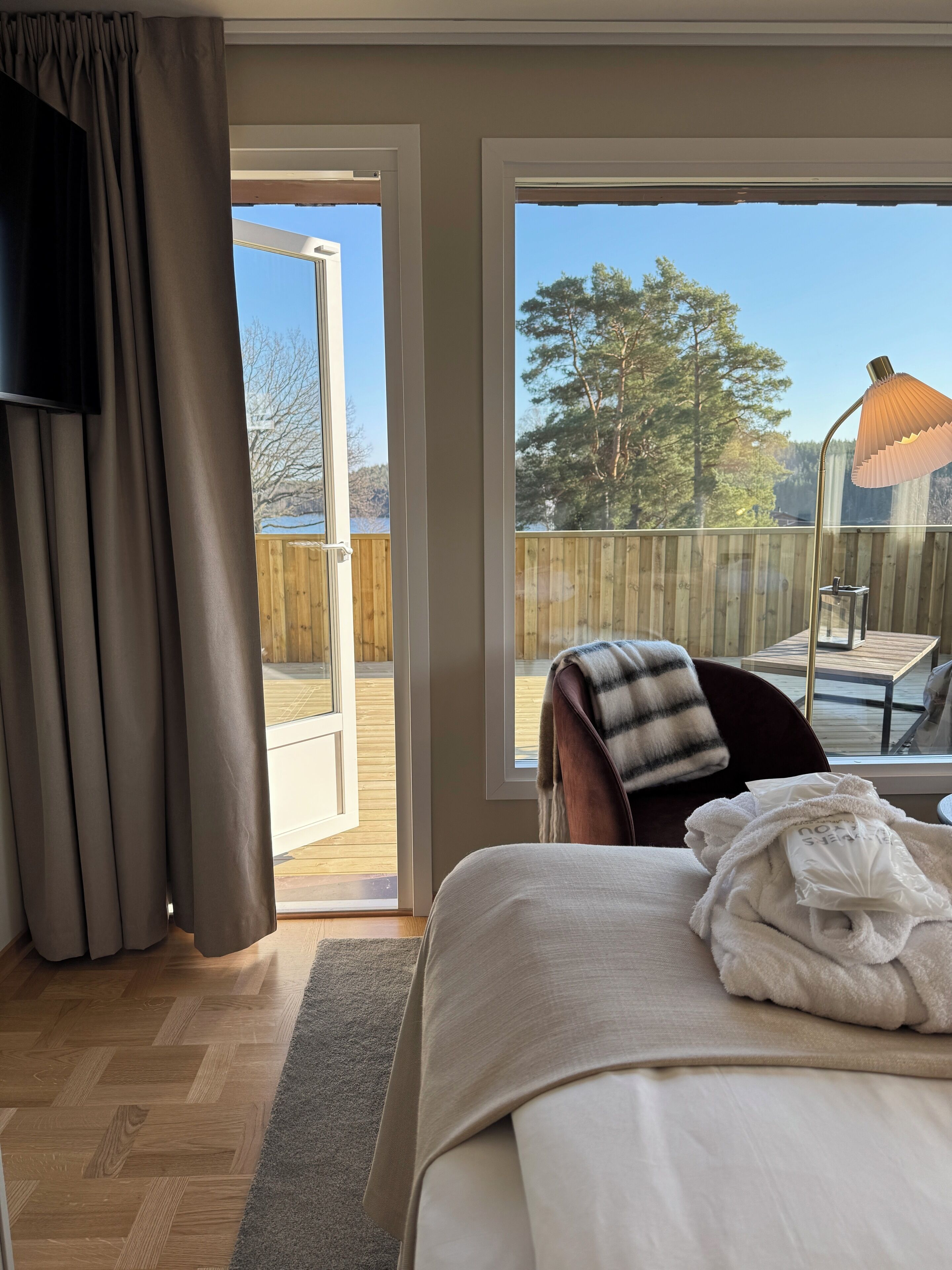 Dubbelrum Superior Lyx | Espaço de trabalho para notebook, cortinas blackout