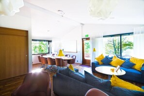 Espacio para trabajar con laptop y cortinas blackout 