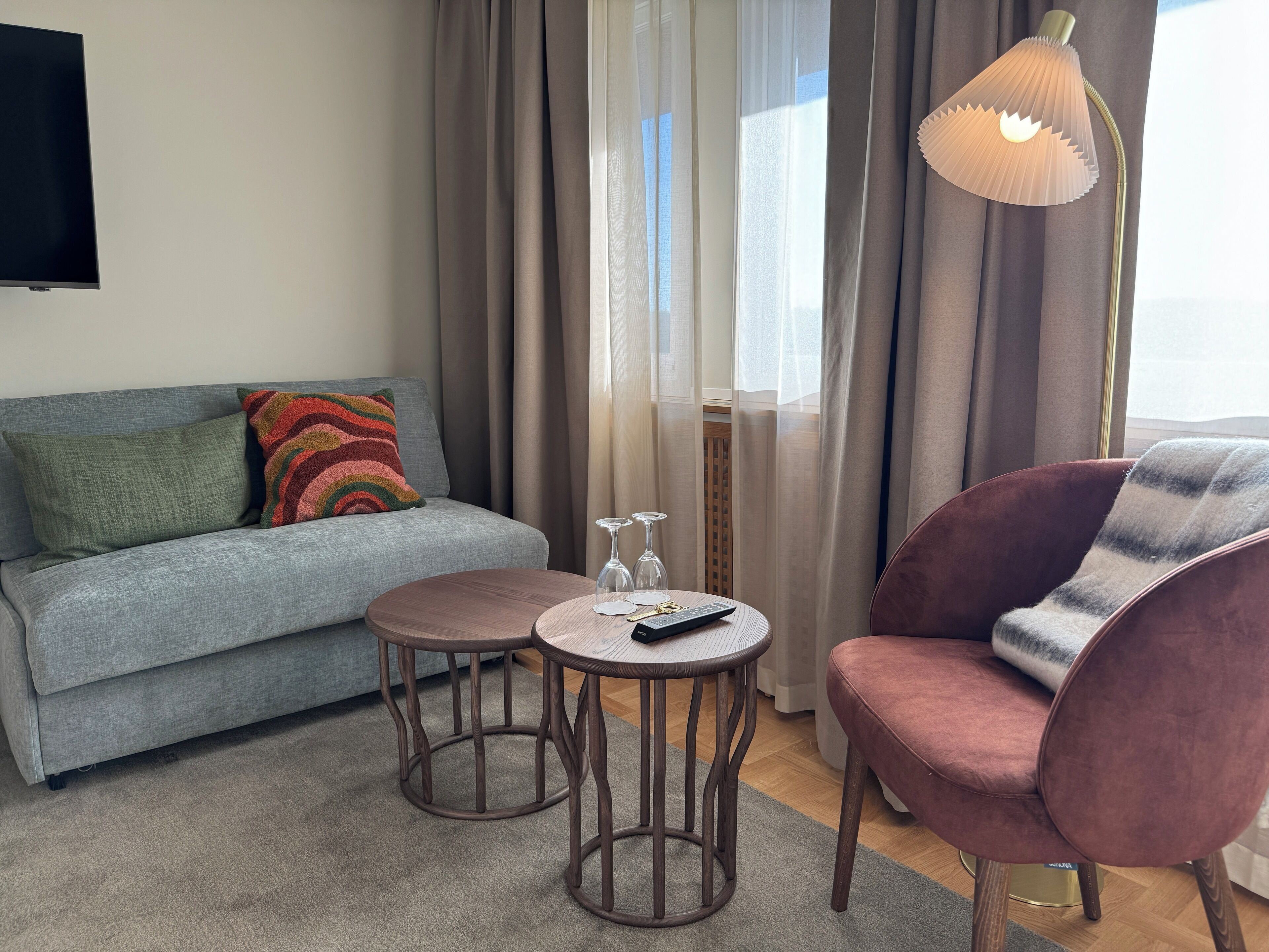 Laptop workspace, blackout drapes, soundproofing, free WiFi