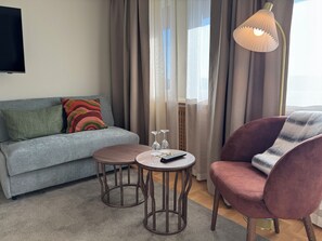 Espacio para trabajar con laptop y cortinas blackout 