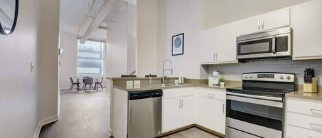 Réfrigérateur, micro-ondes, four, plaque de cuisson