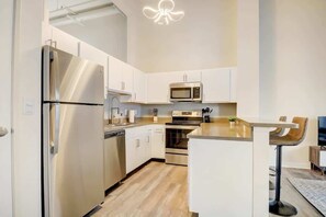 Fridge, microwave, oven, stovetop - CozySuites 1BR with Direct Skybridge Access 1 (Indianapolis)