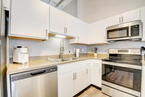 Jääkaappi, mikroaaltouuni, uuni, liesi